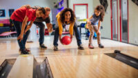 Le bowling : une activité familiale ludique